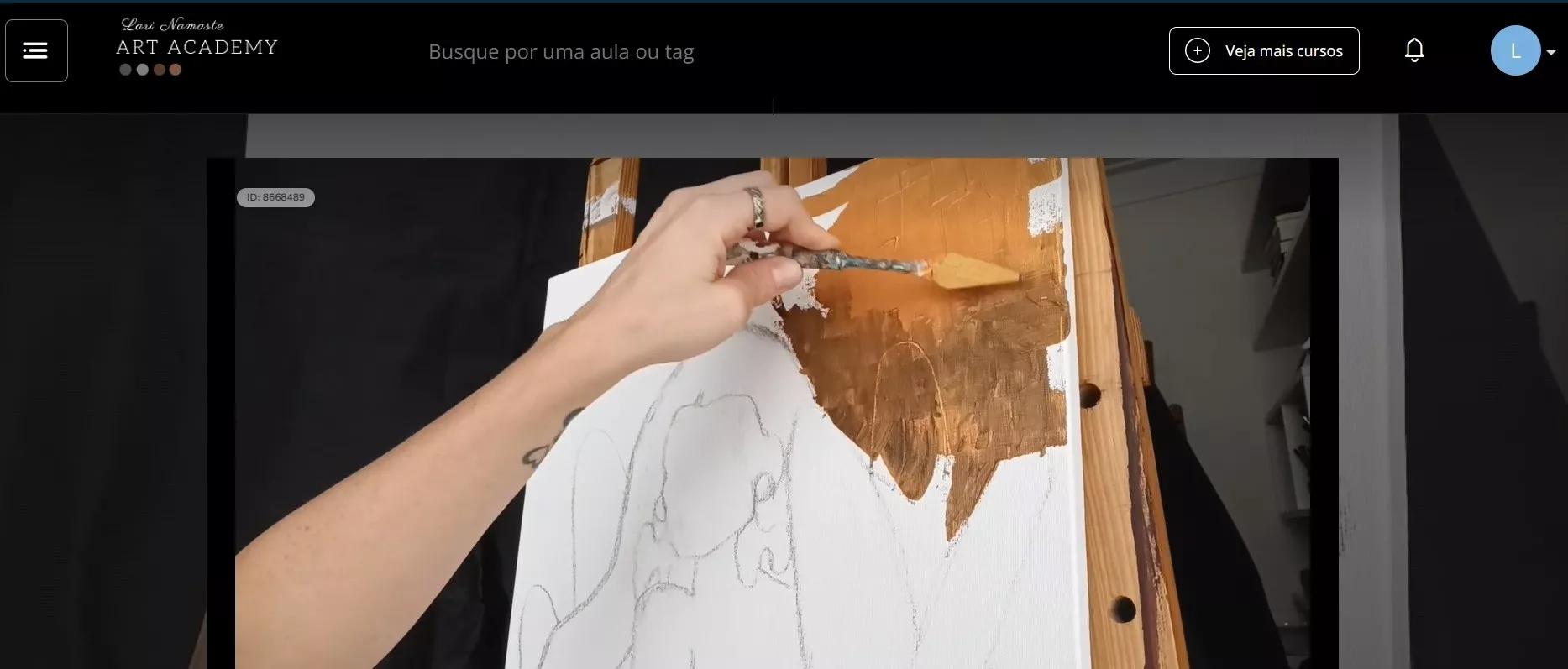 Aula do curso na área de membros da Art Academy: espátula aplicando tinta acrílica na tela