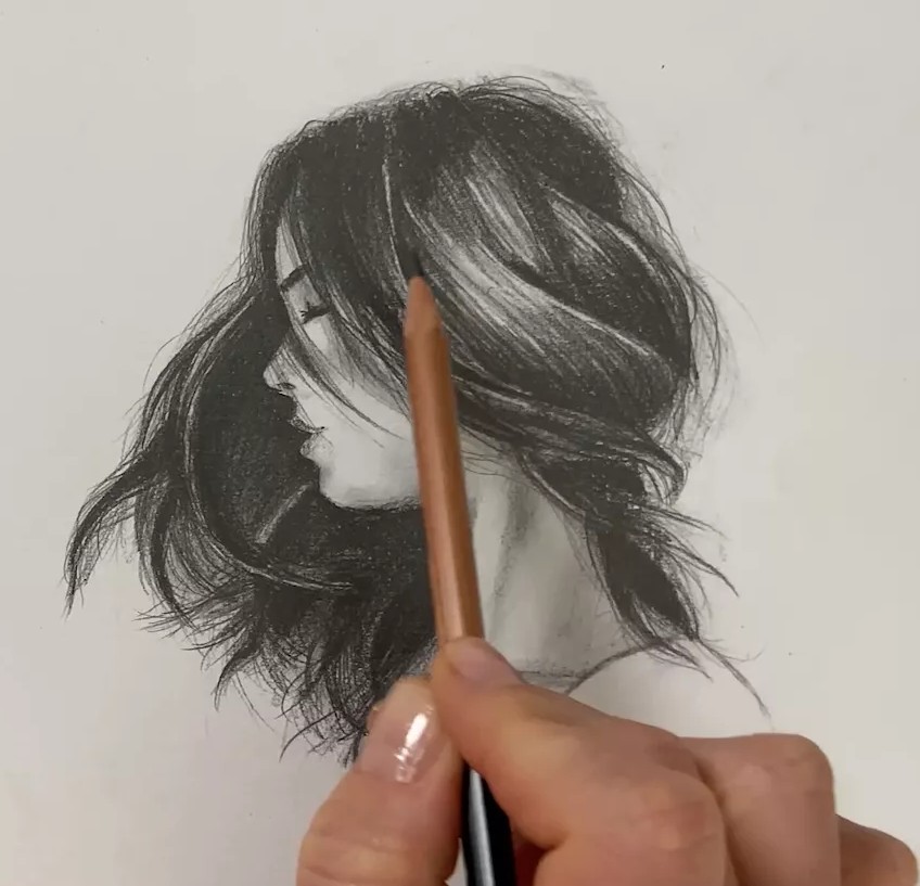 Desenho de rosto feminino a grafite, com estudo de cabelo