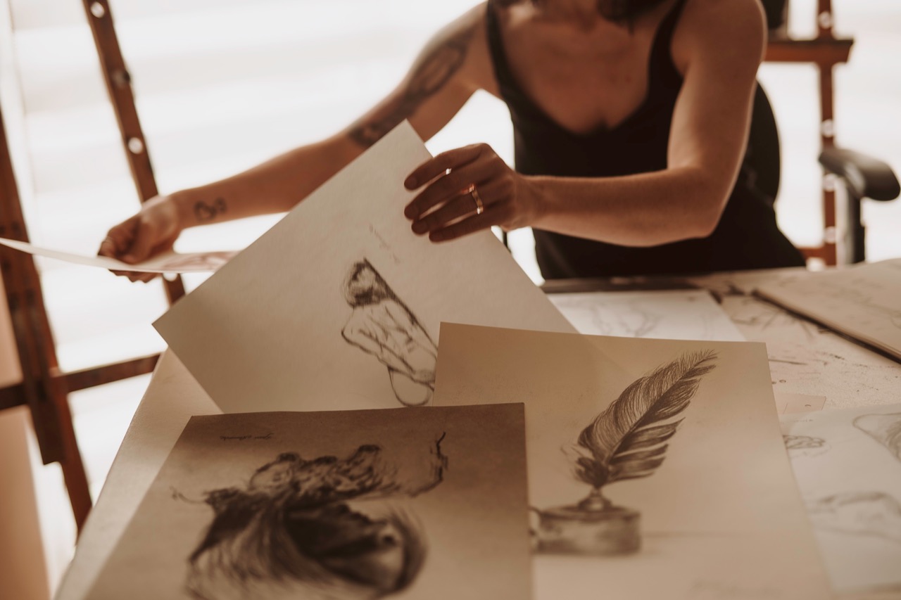 Desenhos a grafite produzidos no atelier da Lari Namaste