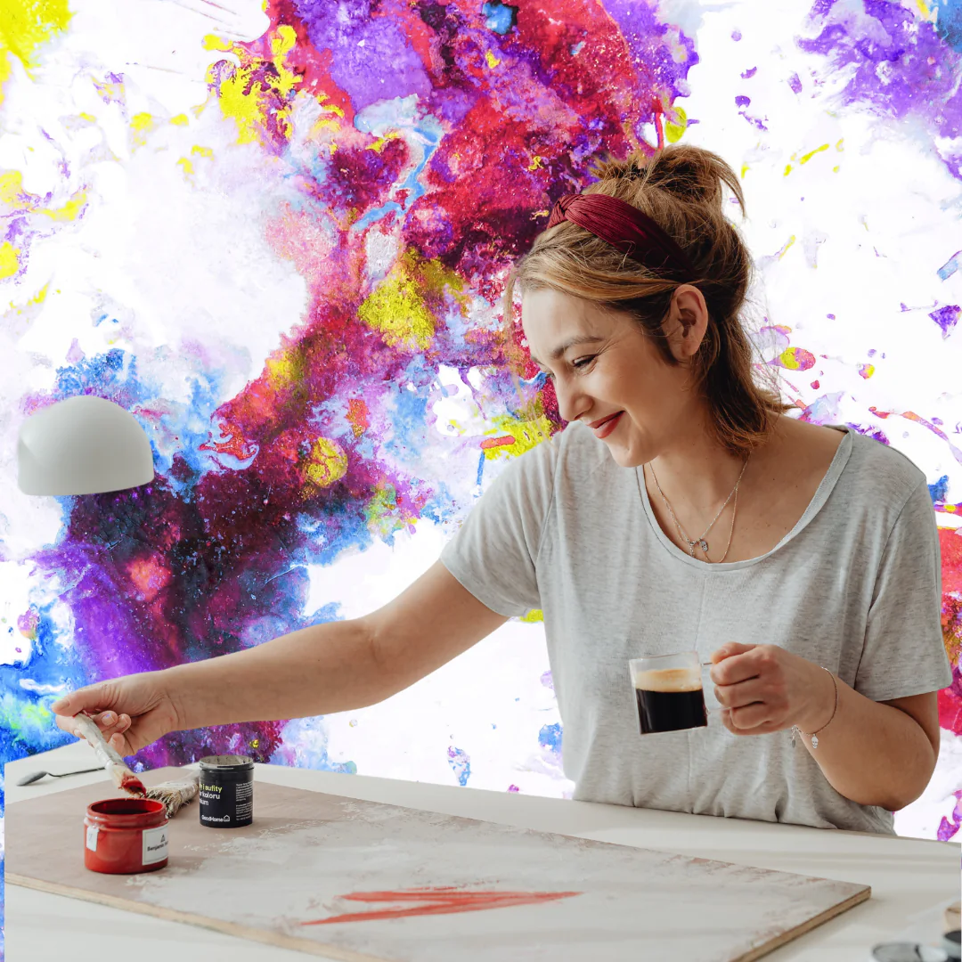 Explosão de tintas coloridas ao redor de uma pessoa pintando