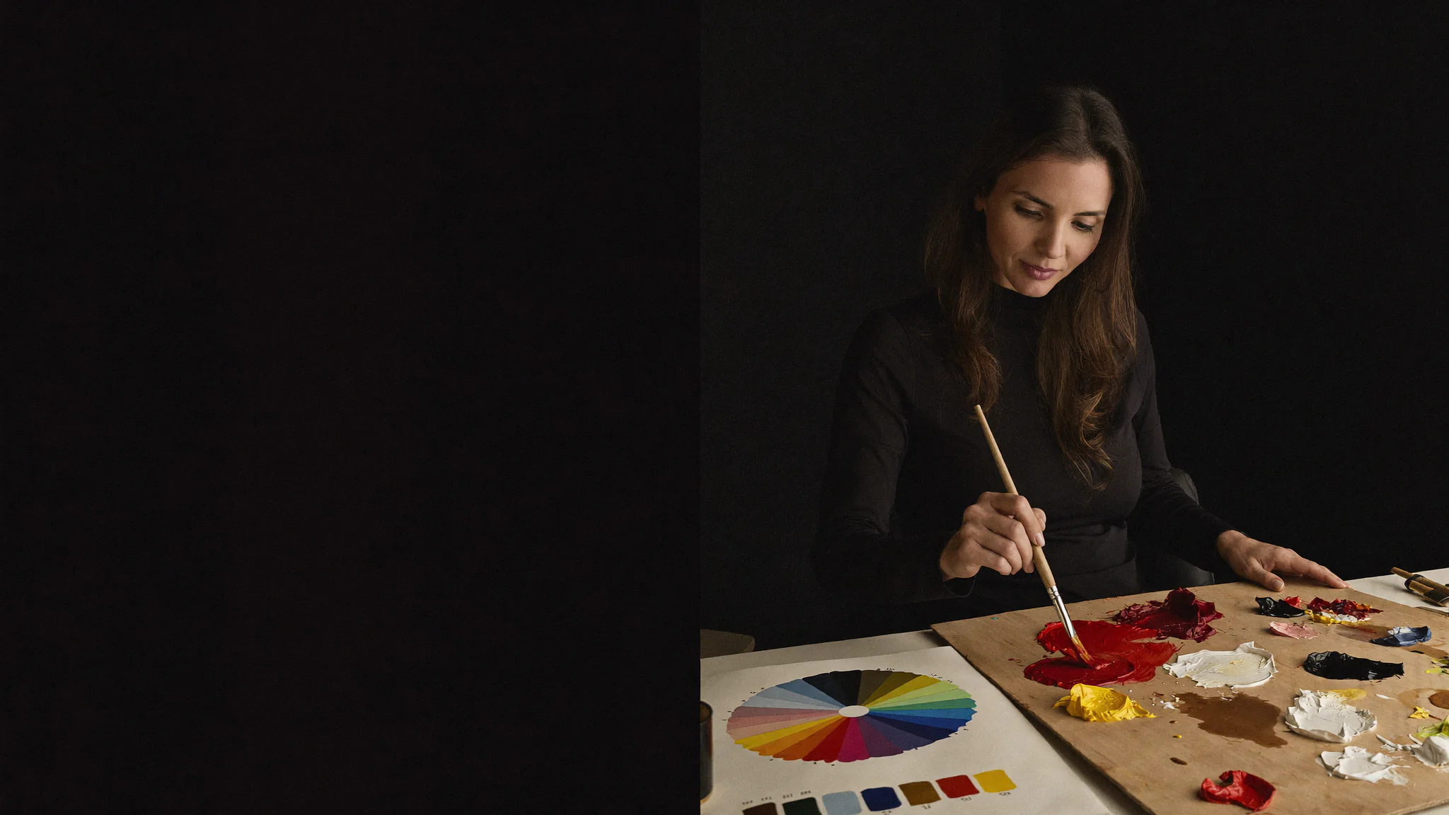 Lari Namaste misturando tinta na paleta, ao lado de uma roda de cores e dos pigmentos puros