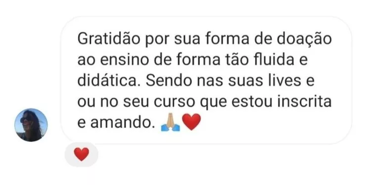 Print de mensagem de uma aluna: “Gratidão por sua forma de doação ao ensino, de forma tão fluida e didática. Sendo nas suas lives ou no seu curso, que estou inscrita e amando.”